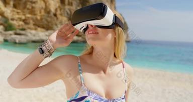虚拟现实中，在海滩度假的女性带着冒险和自由去旅行。在意大利度假，在海上带眼镜和朋友的未来科技